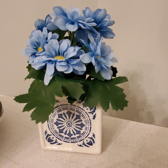 NWT FAUX FLORAL ARRANGEMENT